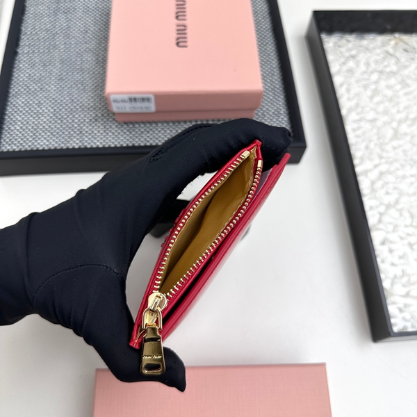 超激安ブランド財布偽物着用イメージ